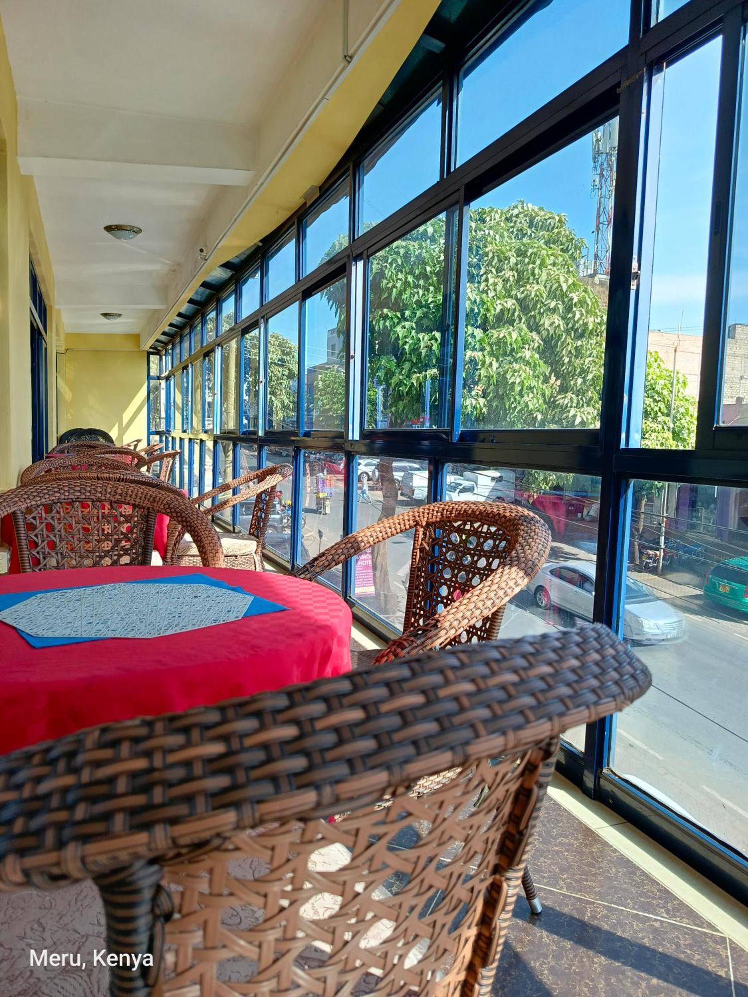 Meru Paramount Buitenkant foto