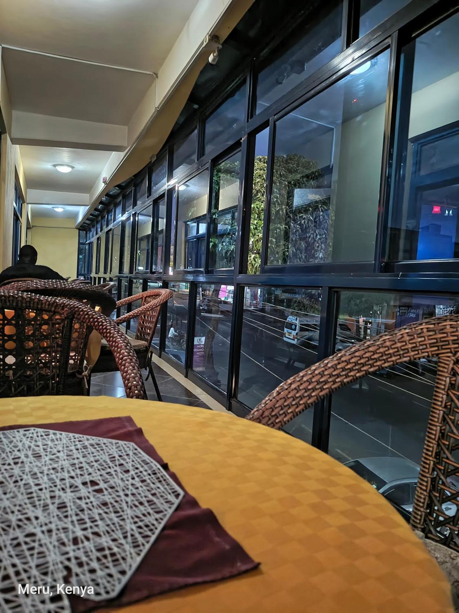 Meru Paramount Buitenkant foto