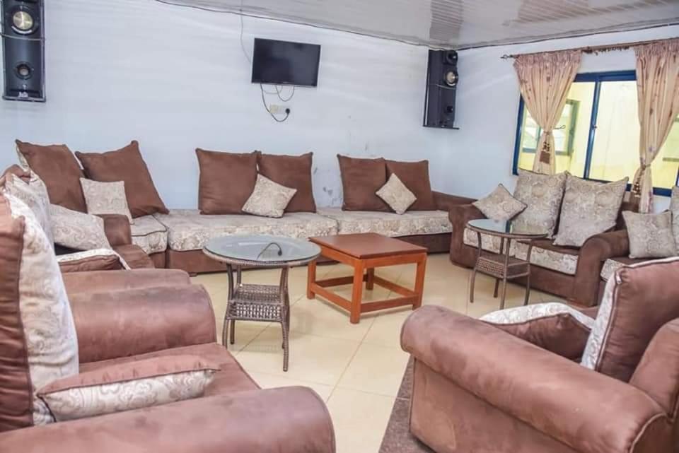 Meru Paramount Buitenkant foto