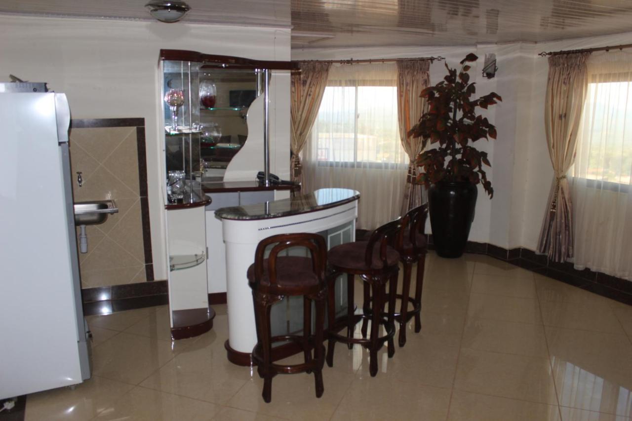 Meru Paramount Buitenkant foto